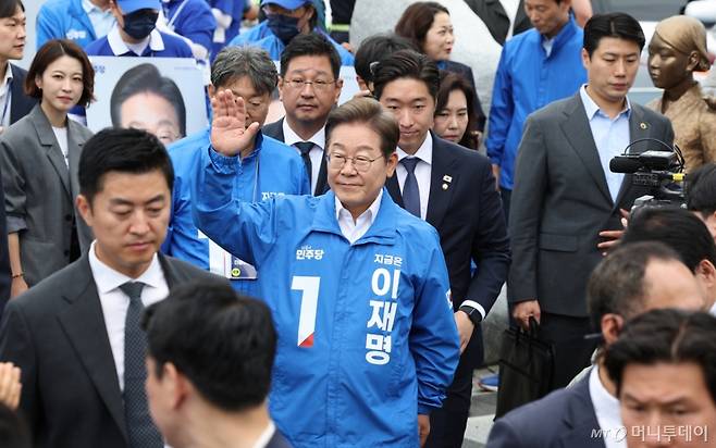 [익산=뉴시스] 조성우 기자 = 이재명 더불어민주당 대선후보가 16일 전북 익산시 익산역 동부광장에서 열린 유세에 참석하며 인사하고 있다. (공동취재) 2025.05.16. photo@newsis.com /사진=