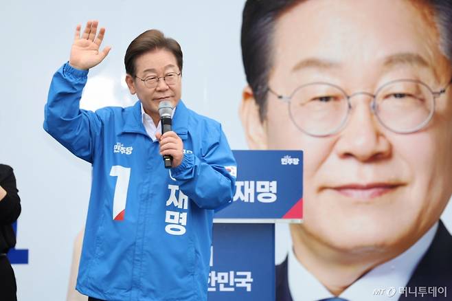 [익산=뉴시스] 조성우 기자 = 이재명 더불어민주당 대선후보가 16일 전북 익산시 익산역 동부광장에서 열린 유세에서 시민들을 향해 인사하고 있다. (공동취재) 2025.05.16. photo@newsis.com /사진=