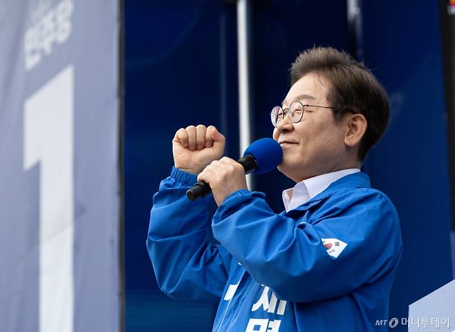 [군산=뉴시스] 조성우 기자 = 이재명 더불어민주당 대선후보가 16일 전북 군산시 구시청광장에서 열린 유세에서 연설하고 있다. (공동취재) 2025.05.16. photo@newsis.com /사진=