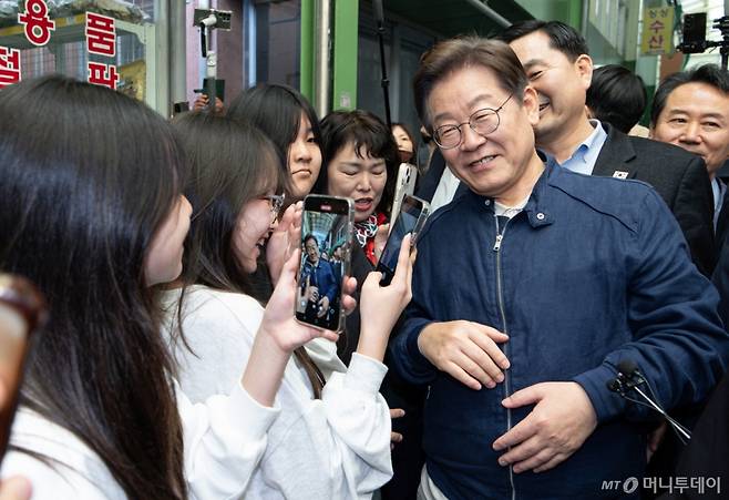 (인제=뉴스1) 이재명 기자 = '골목골목 경청투어 : 접경벨트편'에 나선 이재명 더불어민주당 대통령 후보가 2일 오후 강원 인제군 북면 원통시장에서 학생들의 사진 요청에 포즈를 취하고 있다. 2025.5.2/뉴스1  Copyright (C) 뉴스1. All rights reserved. 무단 전재 및 재배포,  AI학습 이용 금지. /사진=(인제=뉴스1) 이재명 기자