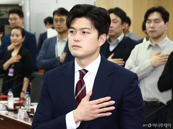 김용태 국민의힘 비상대책위원장이 16일 서울 여의도 국회 의원회관에서 열린 'e스포츠 지역리그의 성공적 정착 및 발전을 위한 토론회'에서 국민의례를 하고 있다. 2025.5.16/사진=뉴스1 /사진=(서울=뉴스1) 김민지 기자