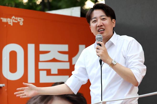 이준석 개혁신당 대선 후보가 16일 '데이터특구 특별법' 공약을 발표했다. 사진은 지난 13일 대구에서 유권자의 지지를 호소하는 이 후보. /사진=뉴시스