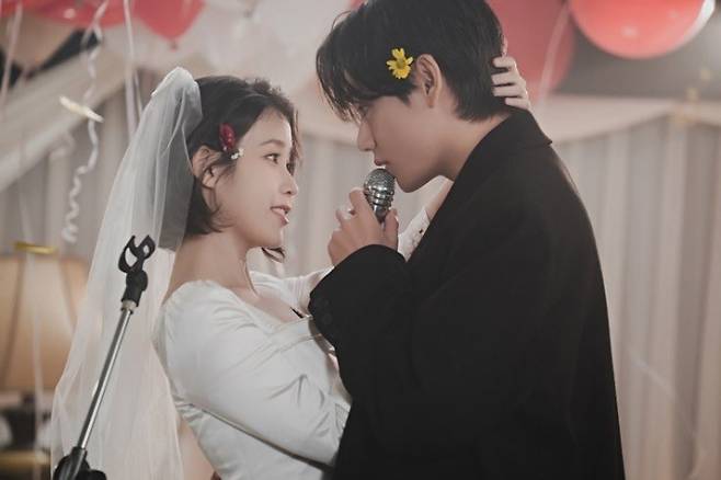 가수 겸 배우 아이유와 방탄소년단(BTS) 멤버 뷔가 함께 있는 모습이 포착되며 온라인상에서 뜨거운 관심을 받고 있다. /사진=뷔 인스타그램