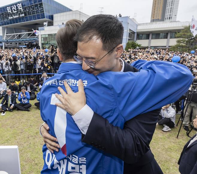 이재명 더불어민주당 대선 후보가 국민의힘을 탈당한 김상욱 무소속 의원과 공개 석상에서 만났다. 사진은 이재명 더불어민주당 대통령 후보가 16일 오전 전북 익산시 익산역 동부광장에서 무소속 김상욱 의원을 만나는 모습. /사진=뉴스1