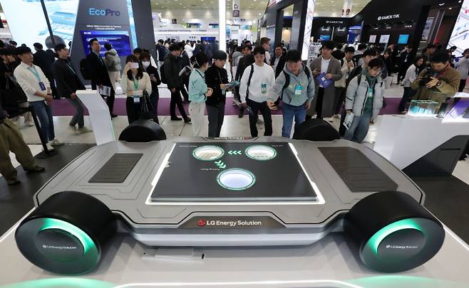 역대 최대규모의 배터리 전문 전시회인 ‘인터배터리 2025’의 LG에너지솔루션 부스에서 관람객들이 전기차 배터리 모형을 살펴보고 있다./사진=뉴스1