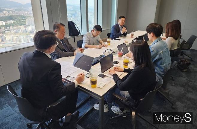 좌담회에서는 트럼프 관세전쟁과 한국 경제 생존전략에 대한 전문가들의 날카로운 얘기가 오갔다. 김동한 지평 고문이 좌장을 맡았다. /사진=박찬규