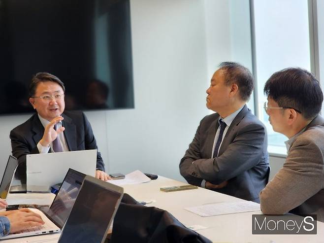 (왼쪽부터)이번 좌담회에 좌장으로 나선 김동한 법무법인 지평 고문(가천대 경영학과 교수)과 김학균 센터장, 오건영 단장이 국내 경기둔화와 통화정책에 대해 이야기를 나누는 모습./사진=박찬규