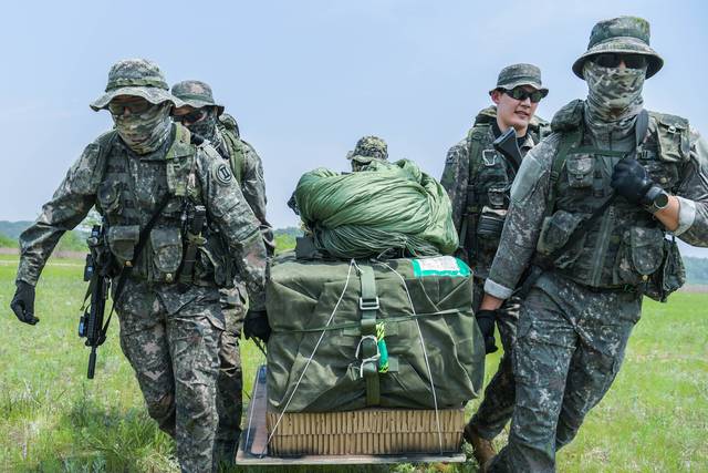‘2025년 전반기 연합합동 공중재보급 훈련’에서  ​목표지점에 정확히 투하된 재보급 물자를 아군부대가 회수하고 있는 모습이다.  육군 제공