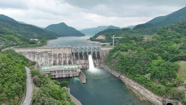 15일 충주댐에서 수문 방류를 하는 모습. 이날 수문별 초당 약 50t의 물이 5분간 1만 4400t을 방류됐다. 한국수자원공사 제공.