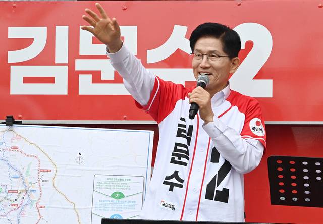 김문수 국민의힘 대선후보가 16일 경기 화성시 동탄역 앞에서 ‘GTX로 연결되는 나라’ 공약 발표를 하고 있다. 뉴시스