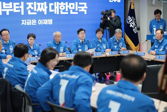 박찬대 더불어민주당 상임총괄선대위원장 겸 원내대표가 9일 서울 여의도 민주당 중앙당사에서 열린 중앙선거대책위원회의에서 발언하고 있다.  연합뉴스