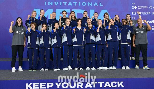 2025년 5월 16일 오후 인천 삼산월드체육관 보조경기장에서 'KYK 인비테이셔널 2025' 미디어데이가 열렸다. 김연경과 동료들이 포즈를 취하고 있다./인천 = 유진형 기자