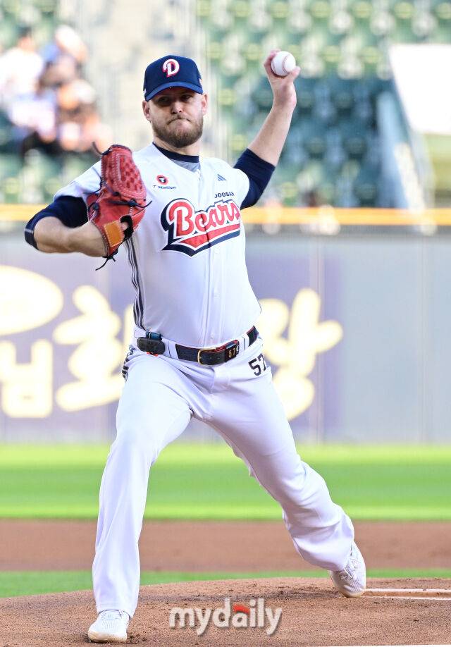 30일 오후 서울 잠실구장에서 진행된 '2025 신한 SOL뱅크 KBO 리그' KT-두산의 경기. 두산 선발 콜어빈이 역투를 펼치고 있다./마이데일리