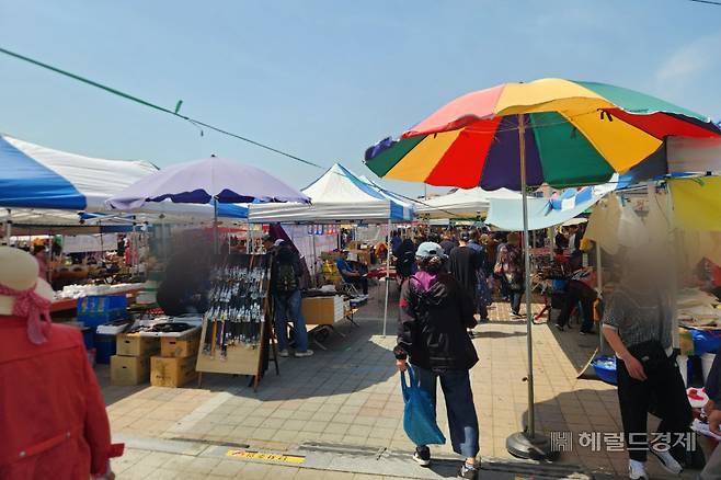 지난 14일 오전 경기 성남시 중원구 모란시장에서 열린 5일장 모습. 이날 모란시장에서는 김태년 민주당 의원과 김문수 국민의힘 대선 후보 선거운동원들이 각각 선거 유세를 펼쳤다. 이영기 기자.