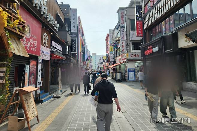 지난 14일 오후 경기 수원시 수원역 인근 로데오거리 모습. 이영기 기자.