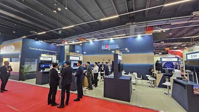 국방부는 15일 국외여행 훈령 개정에 앞서 미리 의견을 듣겠다며 개정 이유와 주요 내용 등이 포함된 ‘국방부 국외여행 훈령 개정안’을 행정예고했다. 작년 9월 폴란드에서 열린 국제방위산업전시회(MSPO)에 설치된 한국관 모습. [헤럴드DB]