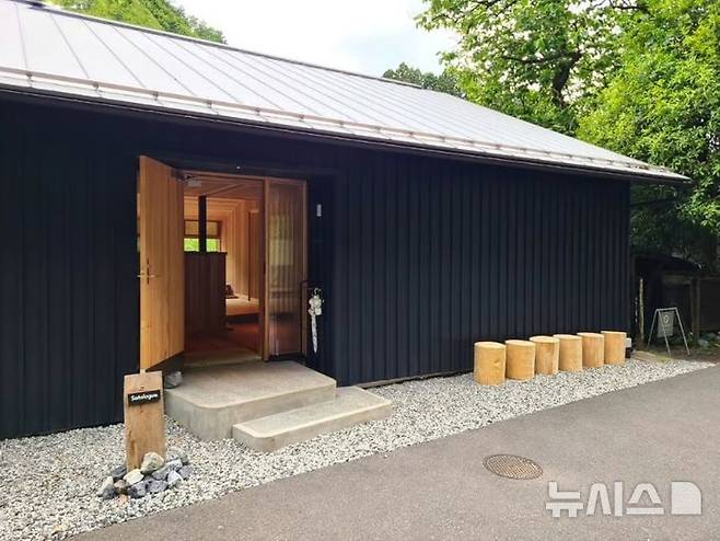 [서울=뉴시스] 오쿠타마 지역에서는 철도 전 구간을 하나의 호텔처럼 구성하는 ‘마루고토 호텔’ 프로젝트가 진행 중이다. 2024년 5월 첫 개장한 ‘사톨로그(Satologue)’는 130년 된 전통 목조 건물을 개조해 만든 식당 겸 사우나 시설이다. (사진=SCMP/인스타그램)
