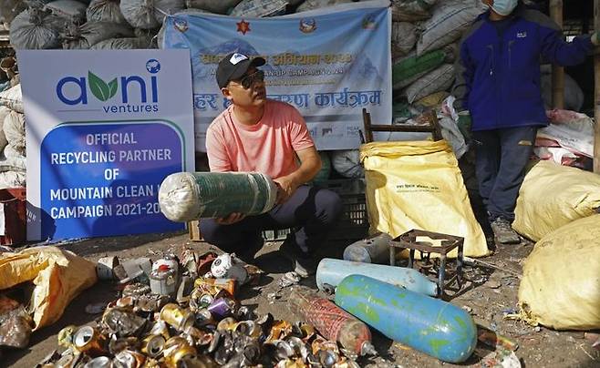 [카드만두=AP/뉴시스] 지난해 7월 네팔 카드만두의 쓰레기 재활용업체인 아그니벤처 직원이 에베레스트에서 수거해 온 쓰레기를 분류하고 있다. 2024.07.08. *재판매 및 DB 금지