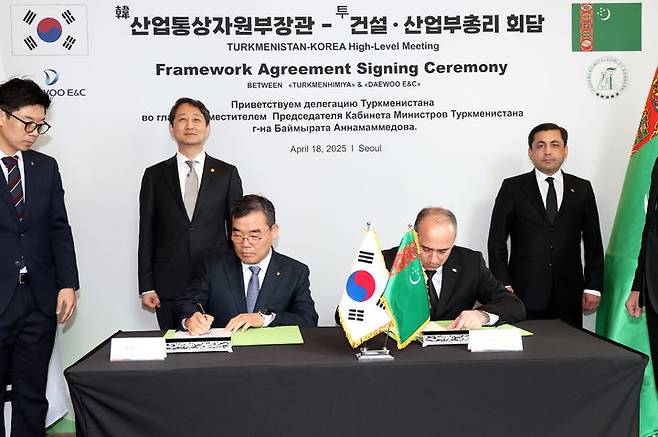 김보현 대우건설 사장이 지난 4월 18일 트루크메니스탄 비료공장 건설사업 기본합의서에 서명하는 모습. 사진 대우건설 *재판매 및 DB 금지