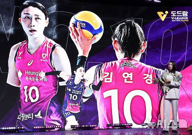 [서울=뉴시스] 추상철 기자 = 지난달 14일 오후 서울 서대문구 스위스 그랜드 호텔에서 열린 '2024-2025 V리그 시상식', 여자부 정규리그 MVP에 선정된 흥국생명 김연경이 질문에 답변하고 있다. 2025.04.14. scchoo@newsis.com