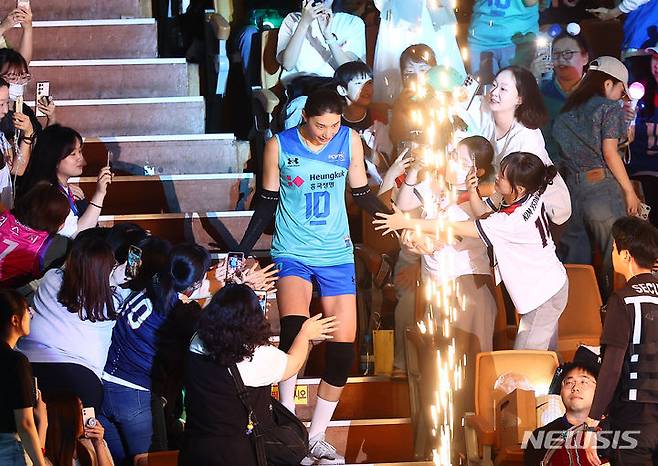 [서울=뉴시스] 김근수 기자 = 스타팀 김연경이 지난해 6월9일 서울 송파구 잠실실내체육관에서 열린 '김연경 초청 세계 여자배구 올스타전'(KYK Invitational 2024) 스타팀 대 월드팀의 경기 시작 전 경기장으로 입장하고 있다. 2024.06.09. ks@newsis.com]