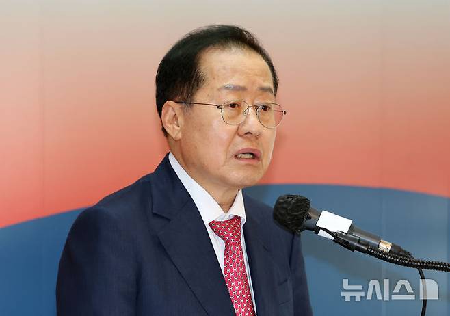 [서울=뉴시스] 고승민 기자 = 홍준표 국민의힘 대선 경선 후보가 21일 서울 여의도 캠프 사무실에서 복지 관련 공약 발표를 하고 있다. 2025.04.21. kkssmm99@newsis.com