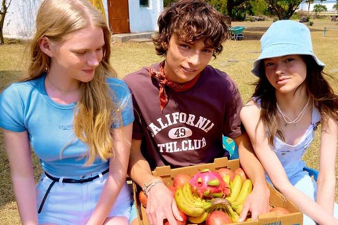 [서울=뉴시스] 이랜드월드가 전개하는 아메리칸 캐주얼 브랜드 후아유(WHO.A.U)가 본격적인 여름 시즌을 맞아 '골든 아워 클럽(Golden Hour Club)' 컬렉션을 새롭게 선보였다고 16일 밝혔다. (사진=이랜드월드 제공) *재판매 및 DB 금지