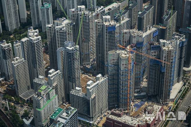 [서울=뉴시스] 정병혁 기자 = 4월 민간아파트 공급 물량이 전월 대비 2배 이상으로 늘고 1순위 청약경쟁률도 소폭 상승한 것으로 나타났다.2025년 4월 전국 아파트 분양 물량은 1만3262가구로 집계됐다. 3월(5656가구)과 비교해 134% 증가한 것으로, 1분기(1~3월) 전체 공급 물량(1만2857가구)보다 많았다. 사진은 13일 서울 송파구 롯데월드타워 전망대 서울스카이에서 바라본 서울시내 아파트 공사현장. 2025.05.13. jhope@newsis.com