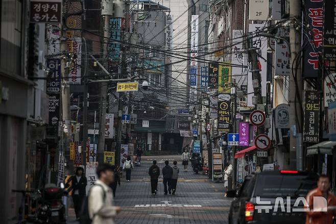 [서울=뉴시스] 정병혁 기자 = 2서울 서대문구 신촌거리가 한산한 모습을 보이고 있다. 2025.03.25. jhope@newsis.com