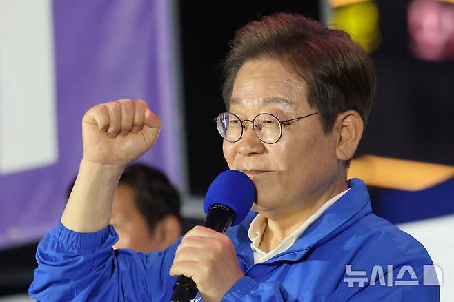 [목포=뉴시스] 권창회 기자 = 이재명 더불어민주당 대선 후보가 15일 전남 목포시 평화광장에서 열린 유세에서 지지호소를 하고 있다. 2025.05.15. kch0523@newsis.com