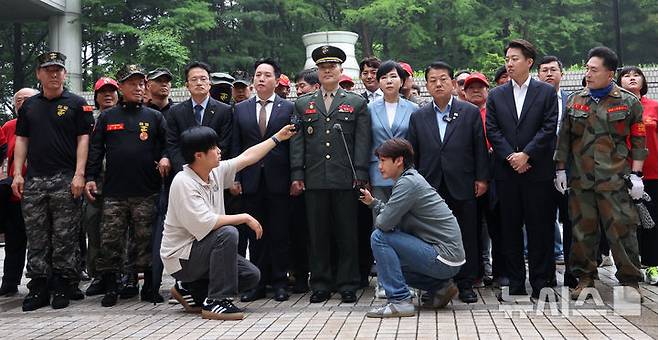 [서울=뉴시스] 김선웅 기자 = 박정훈 해병대 대령이 16일 서울 서초구 서울고등법원에서 열린 채상병 사건 관련 항소심 2차 공판준비기일에 출석하고 있다. 2025.05.16. mangusta@newsis.com