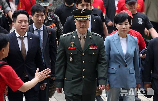 [서울=뉴시스] 김선웅 기자 = 박정훈 해병대 대령이 16일 서울 서초구 서울고등법원에서 열린 채상병 사건 관련 항소심 2차 공판준비기일에 출석하고 있다. 2025.05.16. mangusta@newsis.com