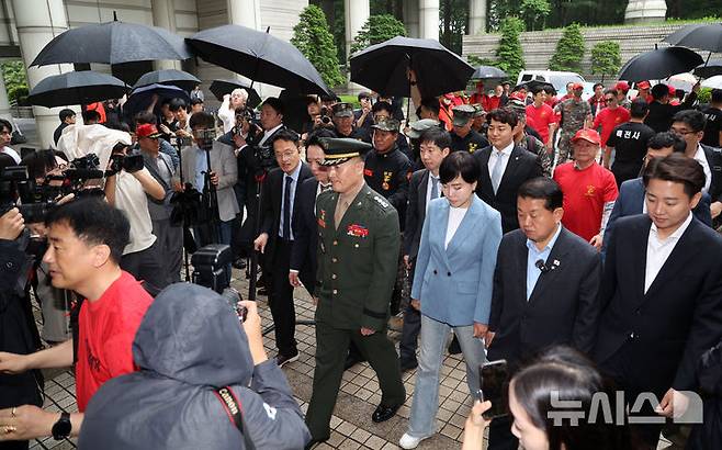 [서울=뉴시스] 김선웅 기자 = 박정훈 해병대 대령이 16일 서울 서초구 서울고등법원에서 열린 채상병 사건 관련 항소심 2차 공판준비기일에 출석하고 있다. 2025.05.16. mangusta@newsis.com