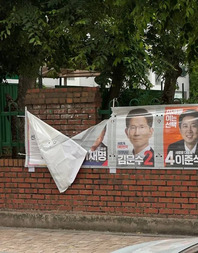 [전주=뉴시스] 지난 15일 전북 전주시 완산구 서신동의 한 아파트 외벽에 게시된 선거 벽보 중 이재명 더불어민주당 대선 후보의 벽보가 훼손돼있다. (사진=쓰레드 캡처) 2025.05.16. photo@newsis.com *재판매 및 DB 금지