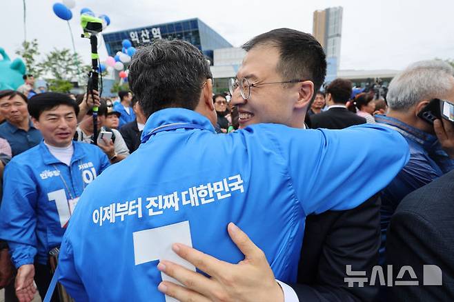 [익산=뉴시스] 조성우 기자 = 이재명 더불어민주당 대선후보 지지를 선언한 김상욱 무소속 의원이 16일 전북 익산시 익산역 동부광장에서 열린 이 후보 유세에 참석해 이춘석 의원과 포옹하고 있다. 2025.05.16. xconfind@newsis.com