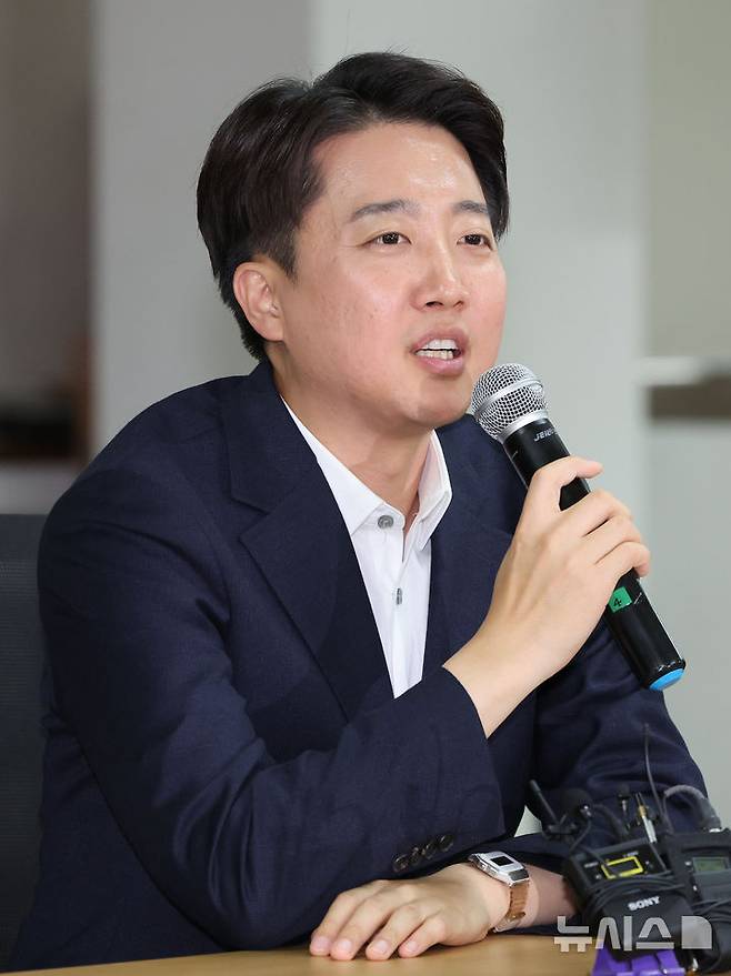 [서울=뉴시스] 황준선 기자 = 이준석 개혁신당 대통령선거 후보가 15일 서울 중구의 한 모임공간에서 열린 대한초등교사협회 주최 ‘서이초 사건과 같은 비극이 다시 일어나지 않기를’ 정책 간담회에 참석해 축사를 하고 있다.  2025.05.15. hwang@newsis.com