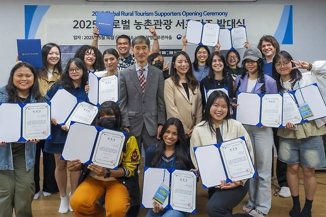 [세종=뉴시스] 농림축산식품부는 16일 경기 가평군 잣향기푸른마을에서 '2025 글로벌 농촌관광 서포터즈'(또바기팜족) 발대식을 개최했다고 밝혔다. (사진=농식품부 제공) 2025.05.16. photo@newsis.com *재판매 및 DB 금지