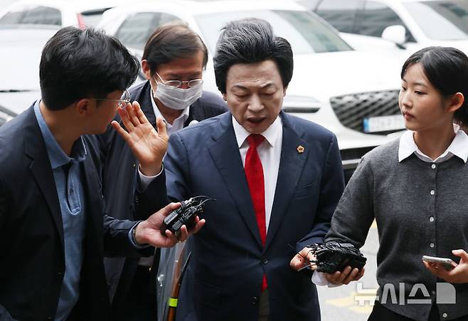 [의정부=뉴시스] 조수정 기자 = 신도 성추행·사기 등 혐의를 받는 허경영 국가혁명당 명예대표가 16일 오후 경기 의정부시 의정부 지방법원에서 열린 영장실질심사에 출석하고 있다. 2025.05.16. chocrystal@newsis.com