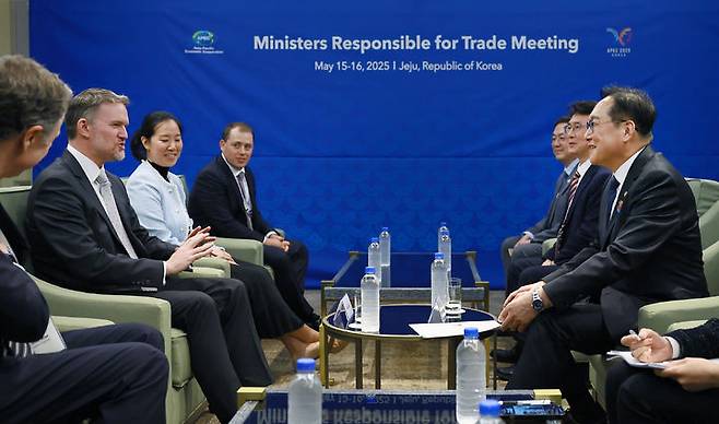 [서울=뉴시스] 정병혁 기자 = 정인교 산업통상자원부 통상교섭본부장이 15일 제주 서귀포시 제주국제컨벤션센터(ICC)에서 열린 ‘2025 APEC 통상장관회의에서 제이미슨 그리어 미국 무역대표부(USTR) 대표와 면담을 하고 있다.(사진=산업통상자원부 제공) 2025.05.15. photo@newsis.com *재판매 및 DB 금지