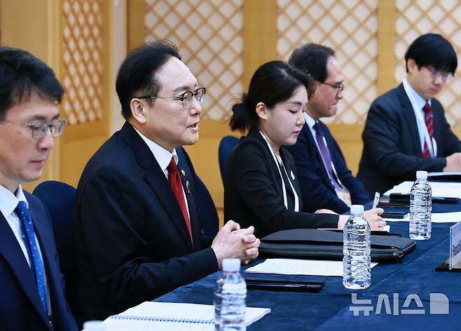 [세종=뉴시스]정인교 산업통상자원부 통상교섭본부장은 16일 제주 서귀포시 제주국제컨벤션센터(ICC)에서 열린 '2025 APEC 통상장관회의' 참석 계기로 오쿠시 마사키(Okushi Masaki) 일본 경제산업성 부대신, 미야지 타쿠마 (Miyaji Takuma) 일본 외무성 부대신과 면담을 갖고, 다자체제 협력과 한-일 양국 간 경제협력 방안 등을 논의했다.(사진=산업부 제공)