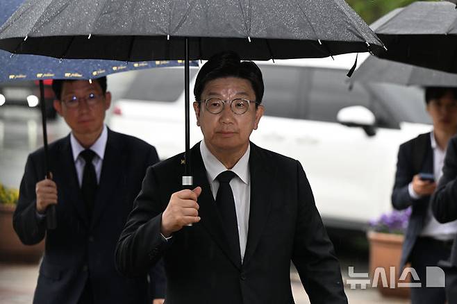 [광주=뉴시스] 박기웅 기자 = 권성동 국민의힘 공동선대위원장이 16일 오후 광주 북구 운정동 국립5·18민주묘지 참배를 위해 민주의문을 들어서고 있다. 2025.05.16. pboxer@newsis.com