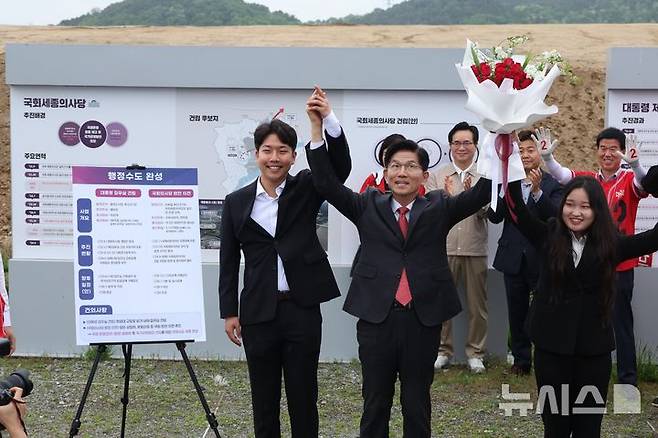 [세종=뉴시스] 조성봉 기자 = 김문수 국민의힘 대선후보가 16일 세종시 국회 세종의사당 부지 입구에서 행정수도 공약 발표를 하기 전 꽃다발을 선물 한 대학생 당원들과 손을 잡고 인사를 하고 있다. 2024.05.16. suncho21@newsis.com
