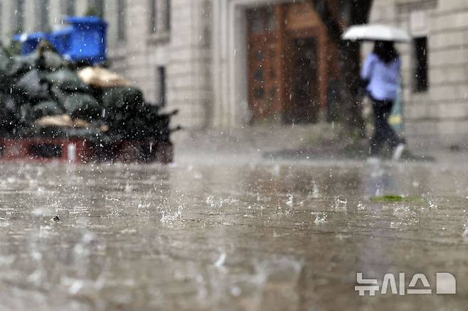 [서울=뉴시스] 최동준 기자 = 16일 서울 중구 서울시청 앞에 강한 비가 쏟아지고 있다.기상청은 전국 대부분 지역에 비나 소나기가 내리면서 돌풍과 천둥·번개를 동반한 궂은 날씨를 예보됐다. 2025.05.16. photocdj@newsis.com