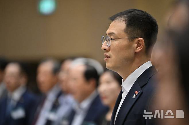 [광주=뉴시스] 이영주 기자 = 김상욱 무소속 국회의원이 16일 오후 광주 북구 전남대학교에서 열린 우원식 국회의장의 명예박사 학위수여식에 참석해 국민의례하고 있다. 2025.05.16. leeyj2578@newsis.com