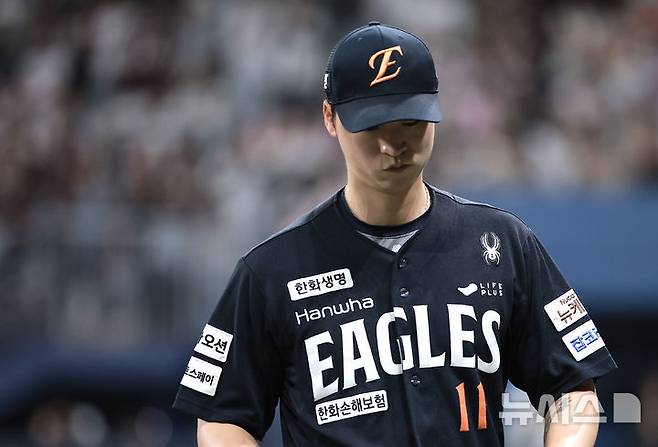 [서울=뉴시스] 정병혁 기자 = 9일 서울 구로구 고척스카이돔에서 열린 2025 KBO리그 한화 이글스 대 키움 히어로즈의 경기, 4회말 무사 주자없는 상황 교체된 한화 투수 엄상백이 덕아웃을 향하고 있다. 2025.05.09. jhope@newsis.com