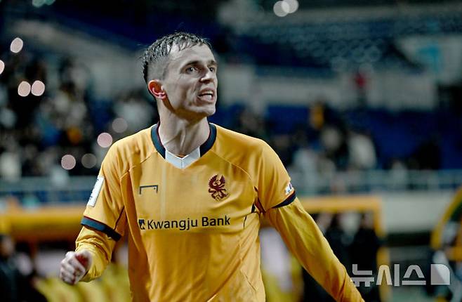 [광주=뉴시스] 김혜인 기자 = 광주FC의 아사니가 12일 오후 광주 서구 광주월드컵경기장에서 열린 2024-25 아시아축구연맹(AFC) 챔피언스리그 엘리트(ACLE) 16강 2차전 일본 비셀 고베와의 경기 연장 후반전에서 골을 넣은 뒤 기뻐하고 있다. 2025.03.12. hyein0342@newsis.com