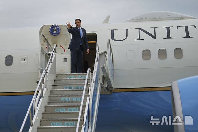 [AP/뉴시스] 미국의 마코 루비오 국무장관이 16일 우크라-러시아 직접대화가 열리는 튀르키예 이스탄불에 왔다가 체류 4시간 만인 오후에 미국으로 돌아가는 비행기에 오르고 있다. 루비오 장관은 전날 튀르키예 남동부 아탈리야의 서방 외무장관 회동에 참석했다.