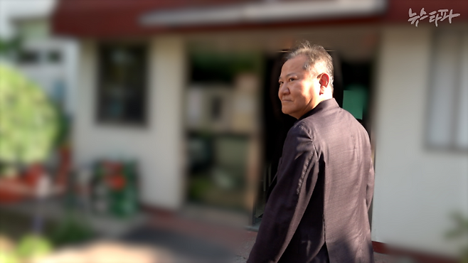 지난 12일, 자택 앞에서 만난 이상민 전 행정안전부 장관의 모습. 앞선 취재 요청에도 계속 답변을 거부하자 취재진은 이 전 장관을 만나려 직접 자택 앞으로 찾아가 질문했다. 이 전 장관은 또 답변을 거부했다.&nbsp;