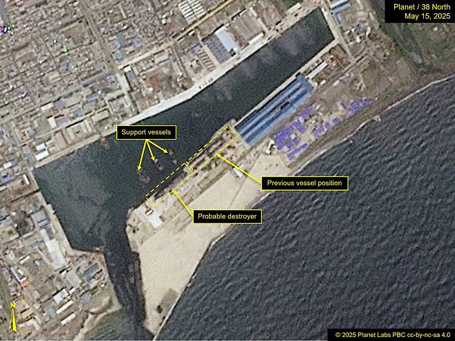 북한, 청진항서 두 번째 구축함 진수준비 동향 포착 [출처 = 38노스, Planet Labs]
