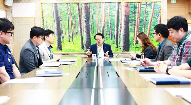 손병복 울진군수가 5월 정책회의를 열고 다양한 군정 현안을 논의하고 있다. 울진군 제공